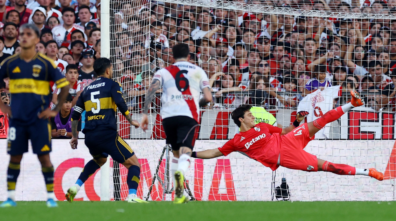 Un jugador de Boca reveló que el arquero de River le pidió un consejo en pleno Superclásico para poder atajar el penal de Paredes: "Hacé lo que puedas"