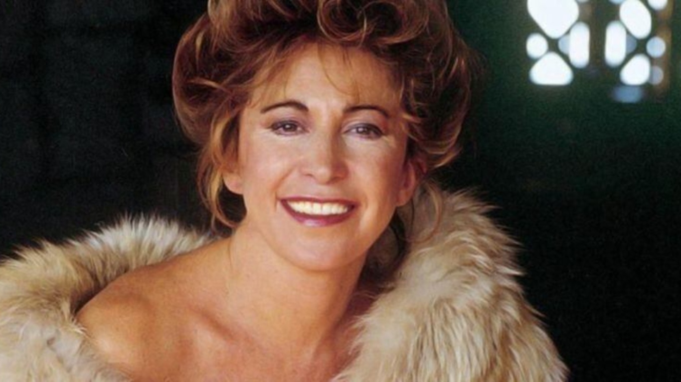 U ozining katta sikini silkitadi