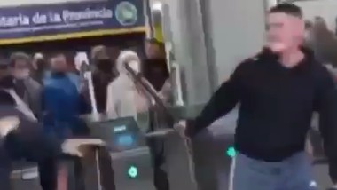 Se peleó por un robo en el tren Roca y le sacó el bastón a un policía: “Pegame,  rompeme la cabeza” | TN