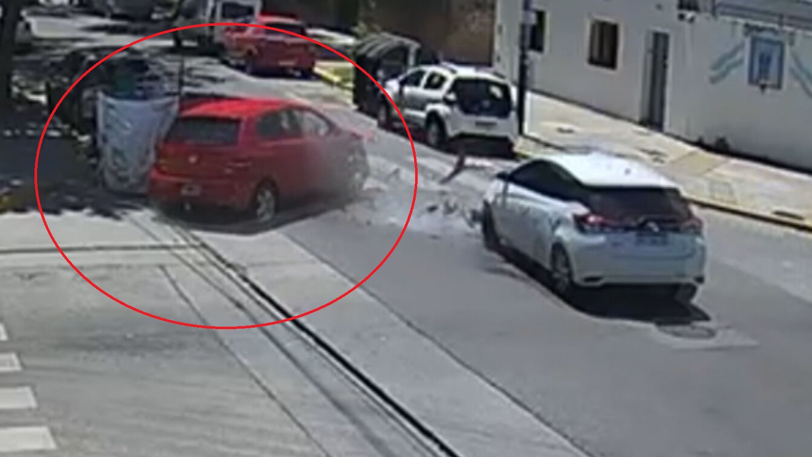 Pasó a toda velocidad, chocó y atropelló a un cartonero en Mataderos