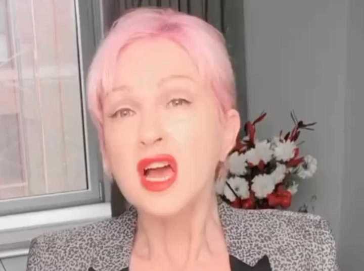 Cyndi Lauper canta "Las chicas solo quieren divertirse" 04/12/2020