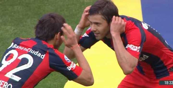 Ángel Romero marcó de penal el tercero - Olé