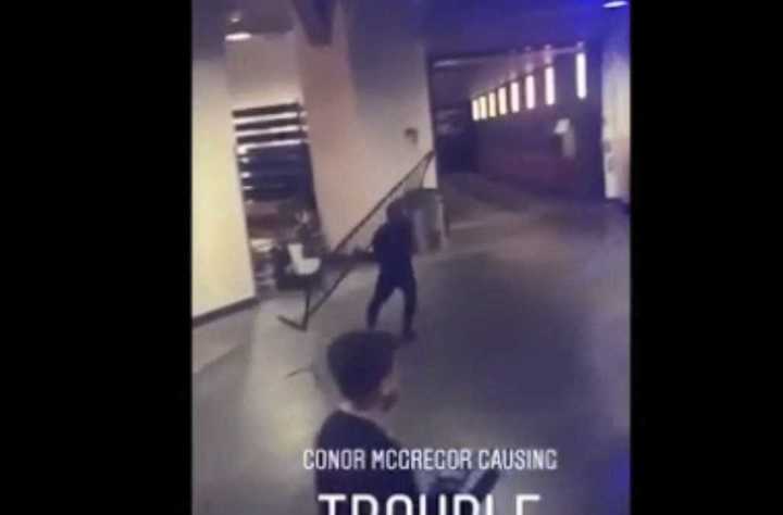 Violenta agresión de Mc Gregor
El luchador irlandés atacó con una valla un micro de la UFC e hirió a M