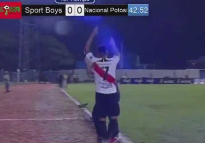 VIDEO: Ex técnico de Águila fue agredido por un futbolista en Bolivia
