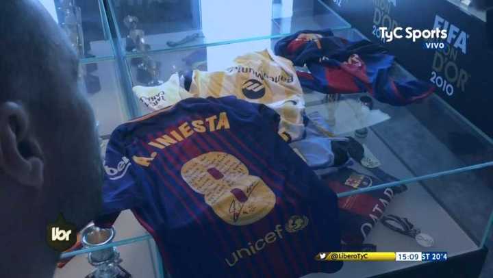 La camiseta que le regaló Iniesta en su último partido
Fuente TyC Sports