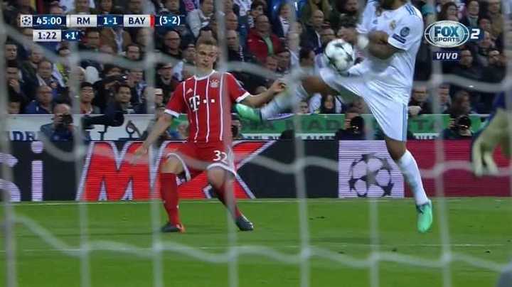 Claro penal a favor del Bayern Munich que no convalidaron